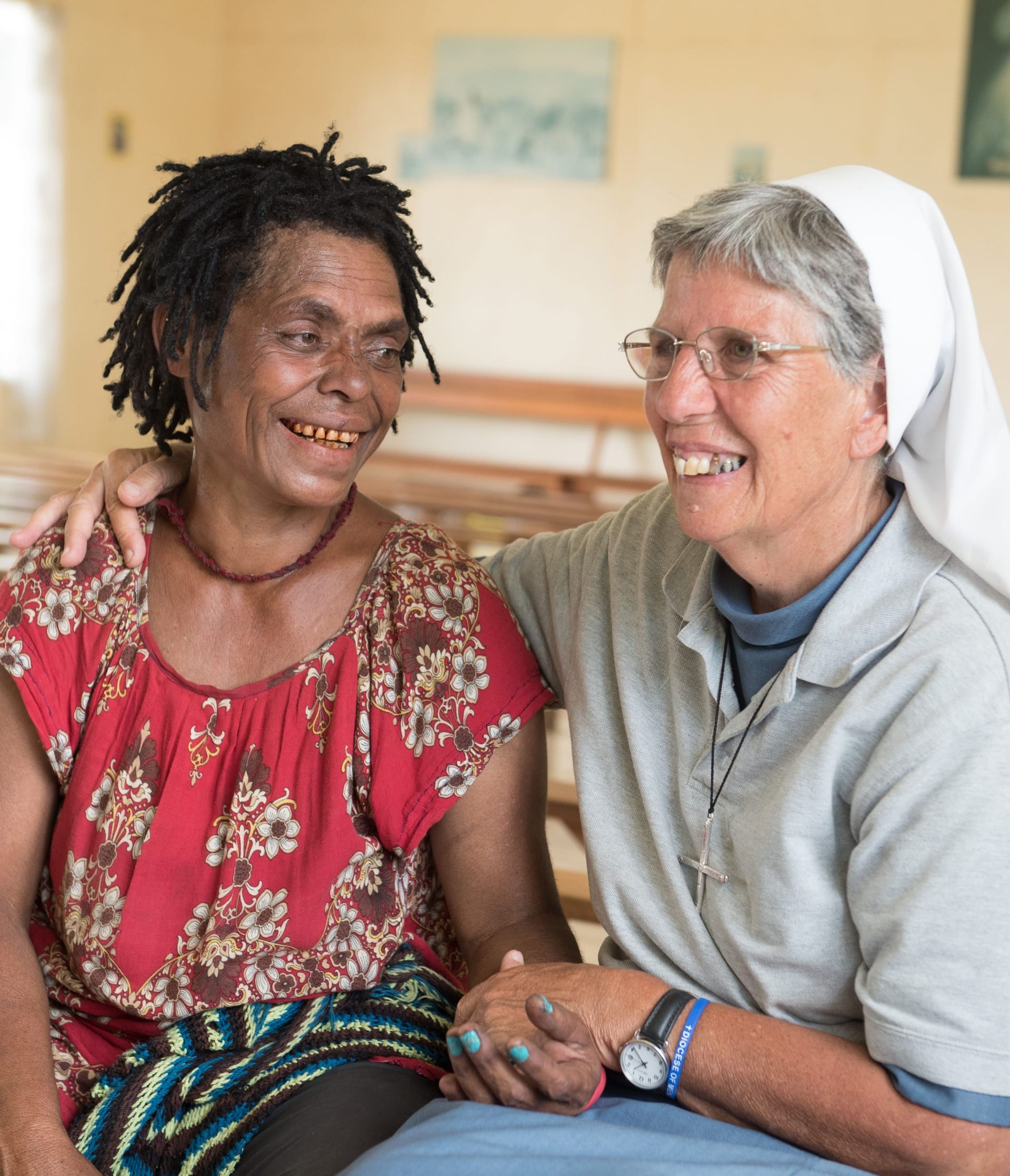 Christina zusammen mit Schwester Lorena nach ihrer Rettung.