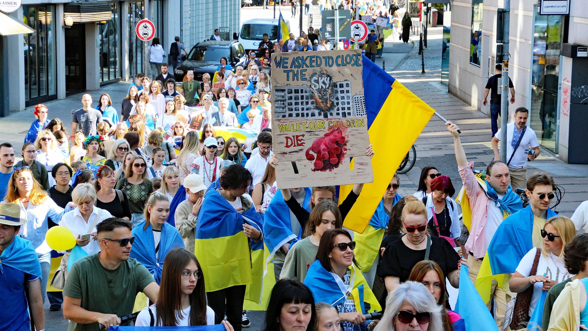 Solidarität mit der Ukraine: Die Teilnehmer zogen vom Hauptbahnhof bis zum Rathaus.