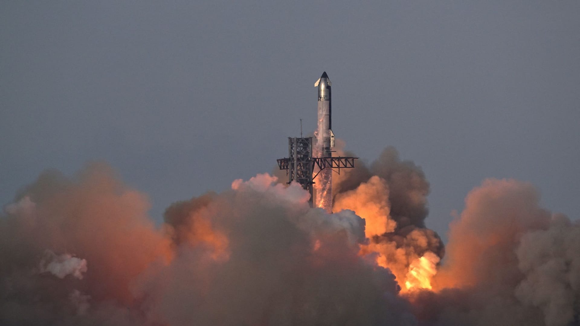 Der zehnte Testflug der SpaceX-Rakete glückte nach zwei verschobenen Anläufen.