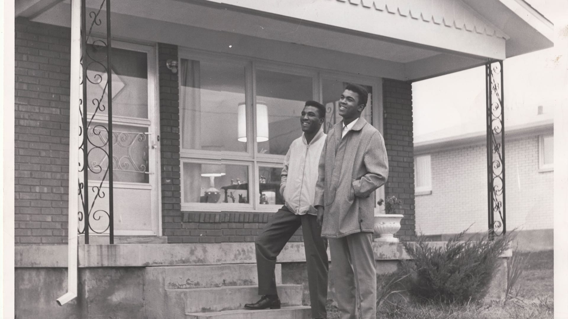 1962: Rahaman (l.) und Muhammad Ali, die damals noch Cassius und Rudolph Clay hießen, vor ihrem Elternhaus in Louisville, Kentucky.