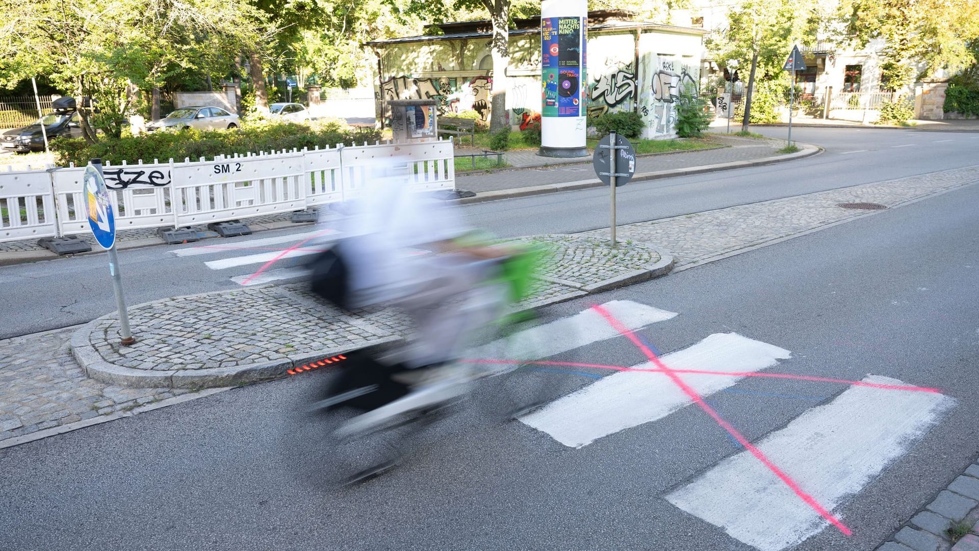 Zebrastreifen in Dresden aufgemalt und wieder gesperrt