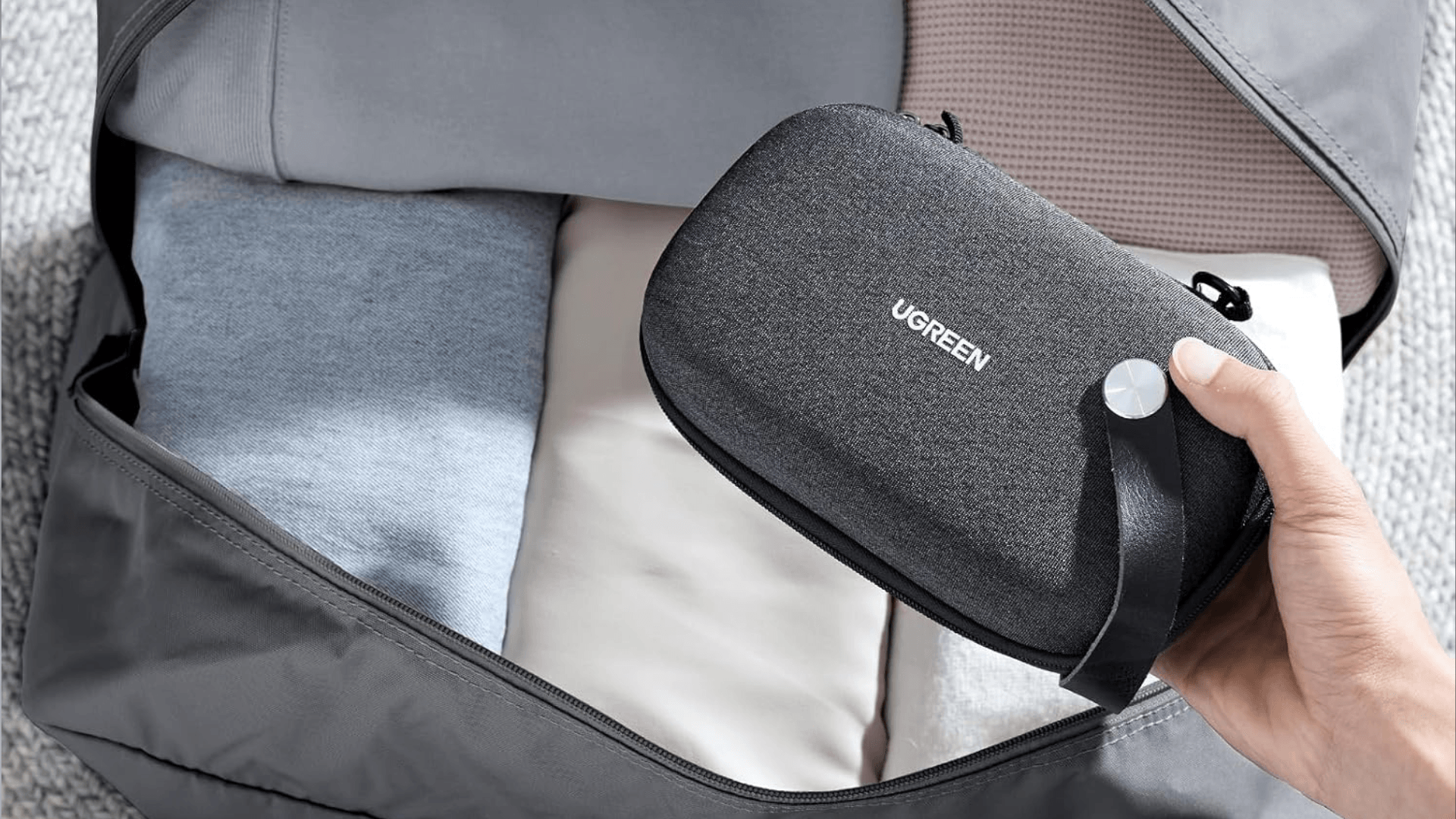 Die Kabeltasche der Marke Ugreen bietet Platz für Kabel, Stecker und Ladegeräte.