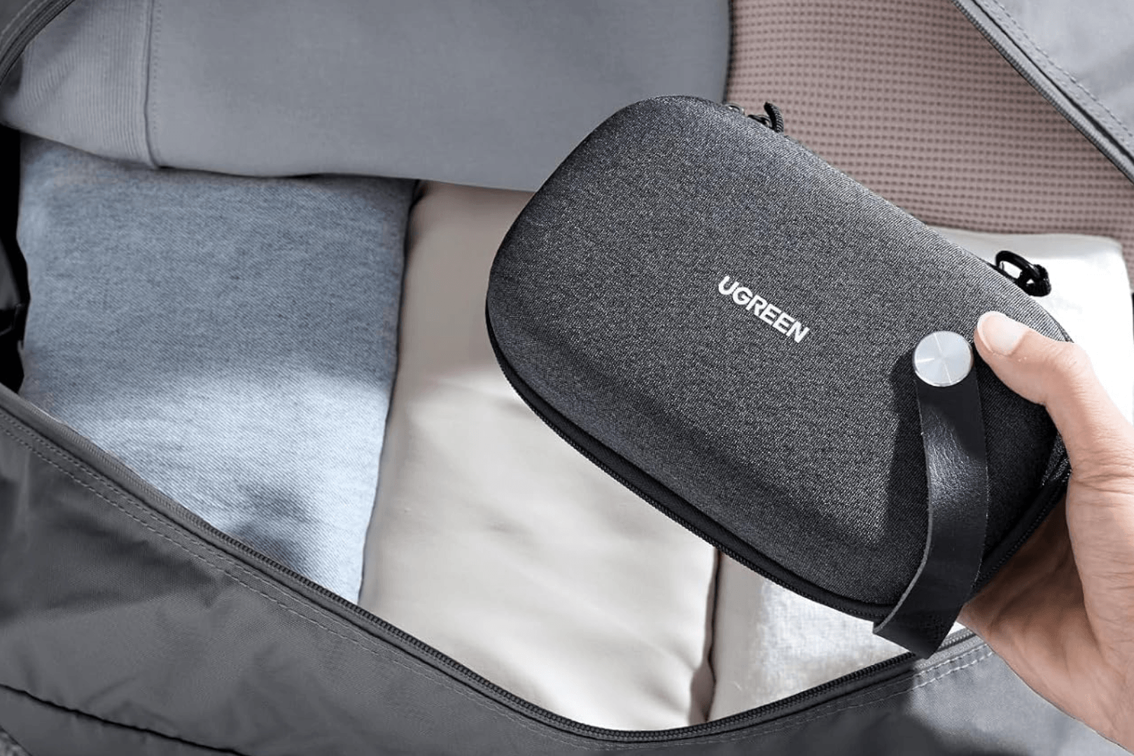 Die Kabeltasche der Marke Ugreen bietet Platz für Kabel, Stecker und Ladegeräte.