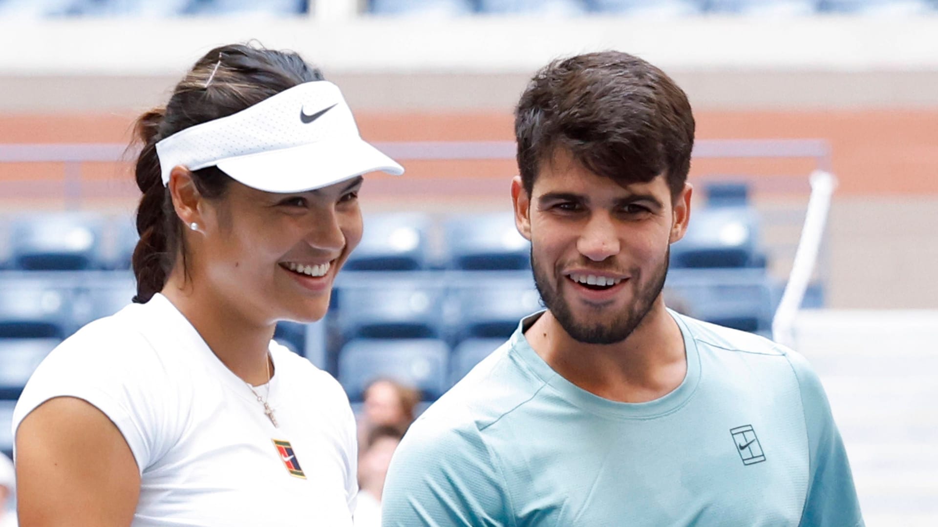 Emma Raducanu und Carlos Alcaraz: Die Tennis-Stars traten im Mixed-Wettbewerb der US Open zusammen an. Emma Raducanu und Carlos Alcaraz: Die Tennis-Stars traten im Mixed-Wettbewerb der US Open zusammen an.