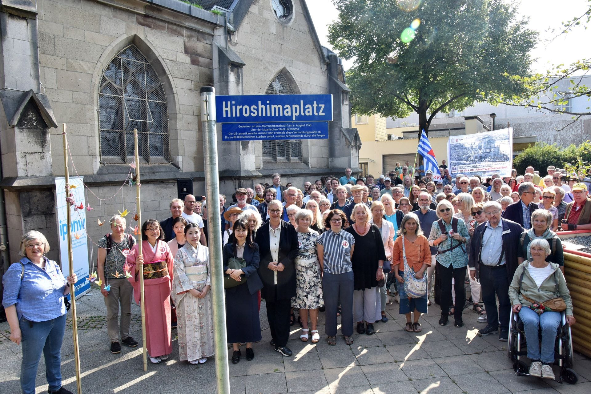 Neuer Name: Rund 200 Menschen kamen zur Gedenkfeier.