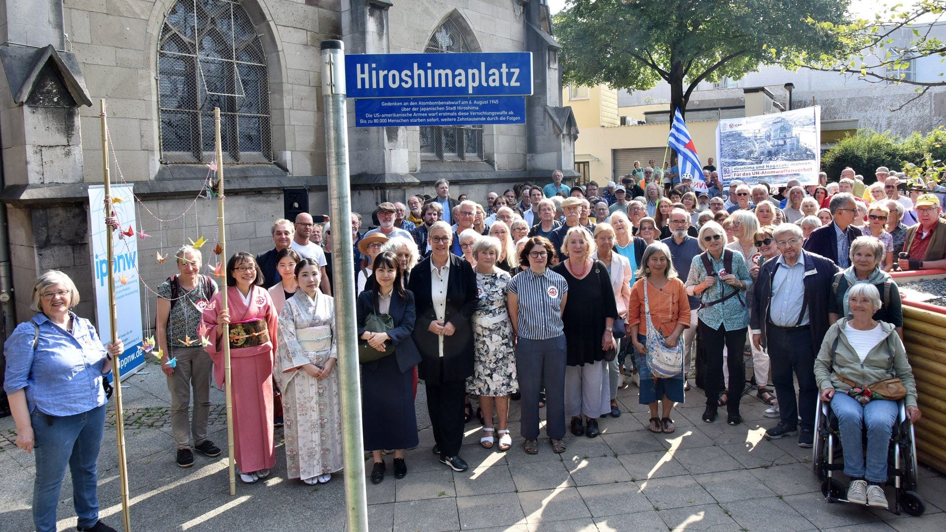 Neuer Name: Rund 200 Menschen kamen zur Gedenkfeier.