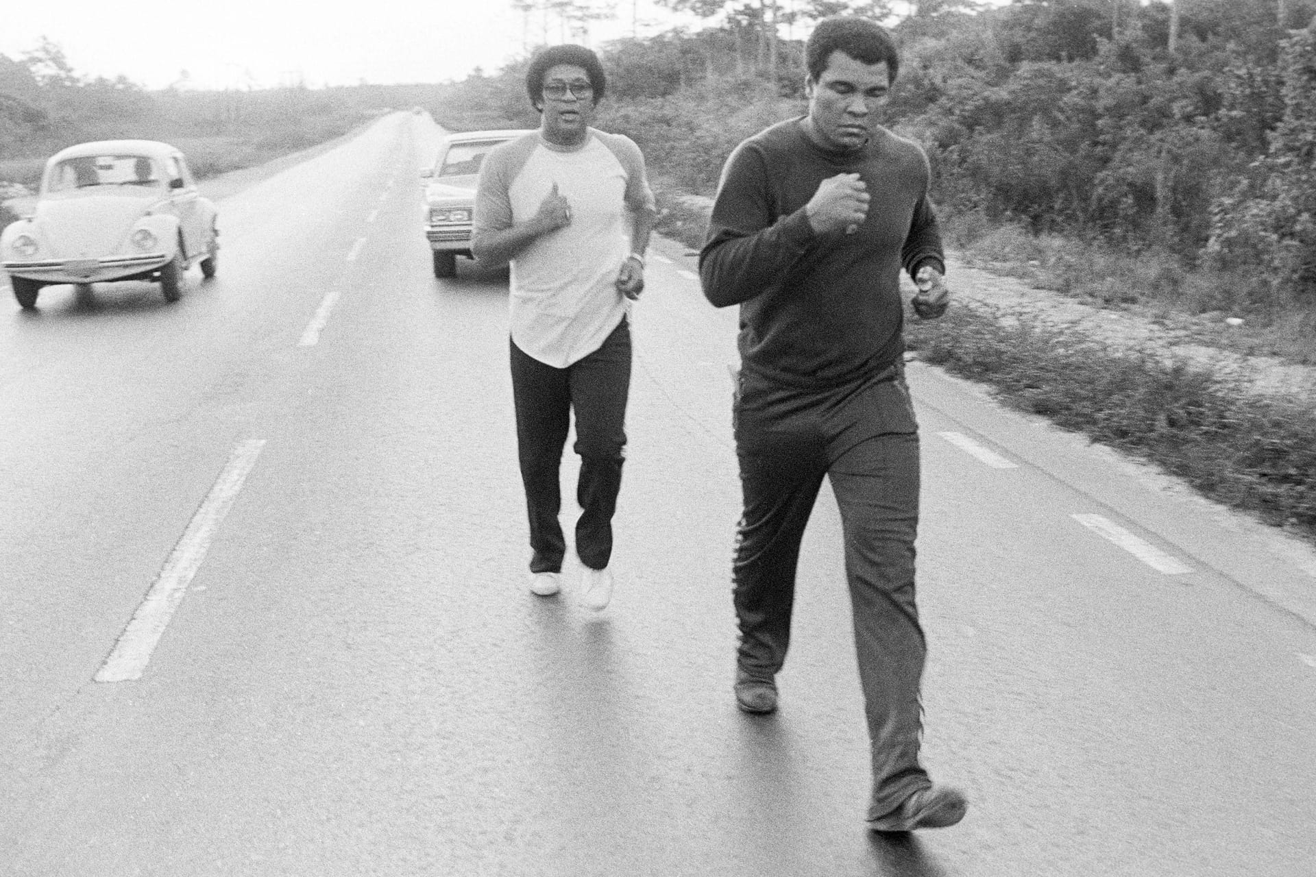 Im Dezember 1981 bereitet sich Box-Champion Muhammad Ali auf den Bahamas auf den Fight gegen Trevor Berbick vor. Immer an seiner Seite: Bruder Rahaman.