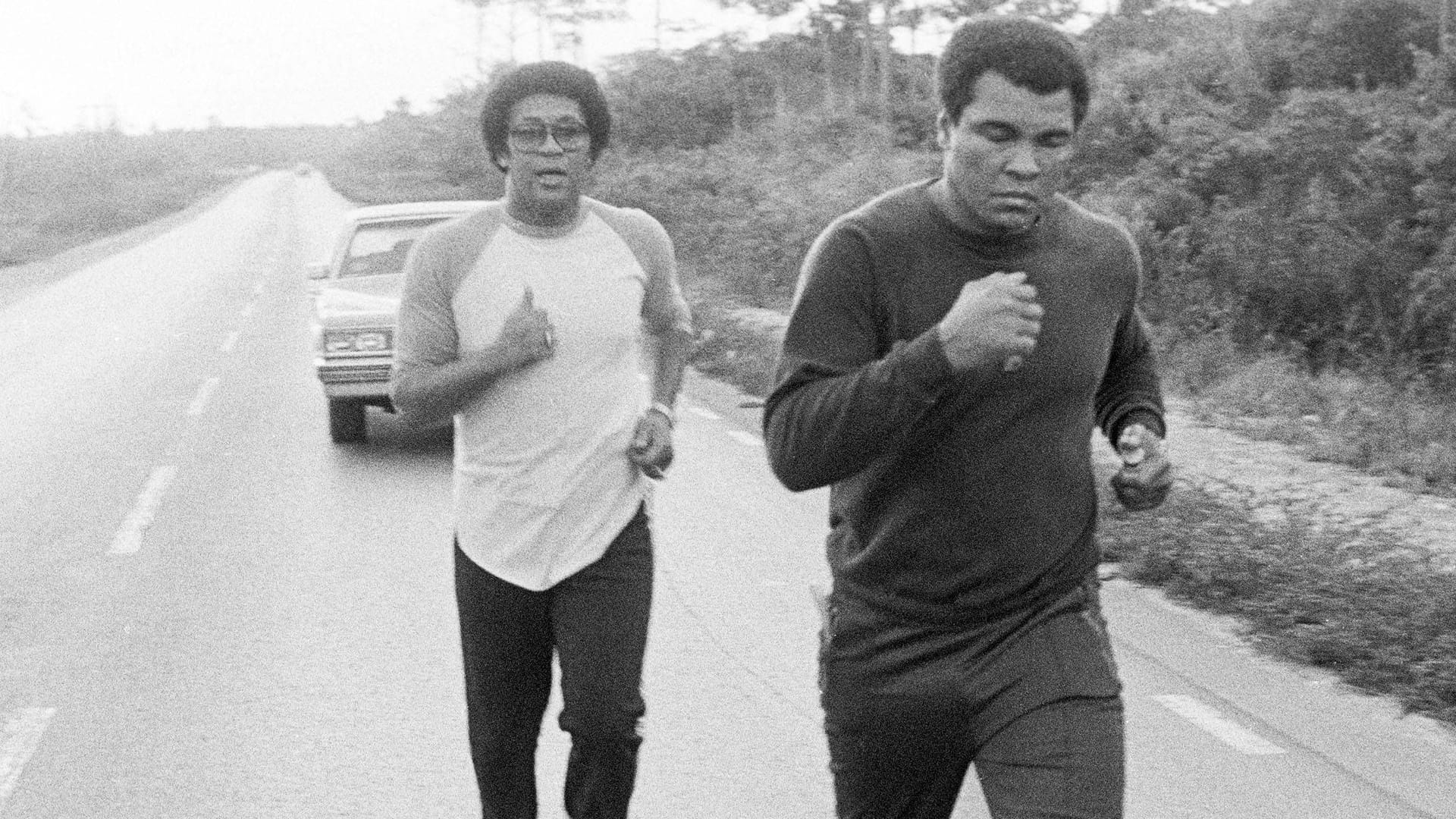 Im Dezember 1981 bereitet sich Box-Champion Muhammad Ali auf den Bahamas auf den Fight gegen Trevor Berbick vor. Immer an seiner Seite: Bruder Rahaman.
