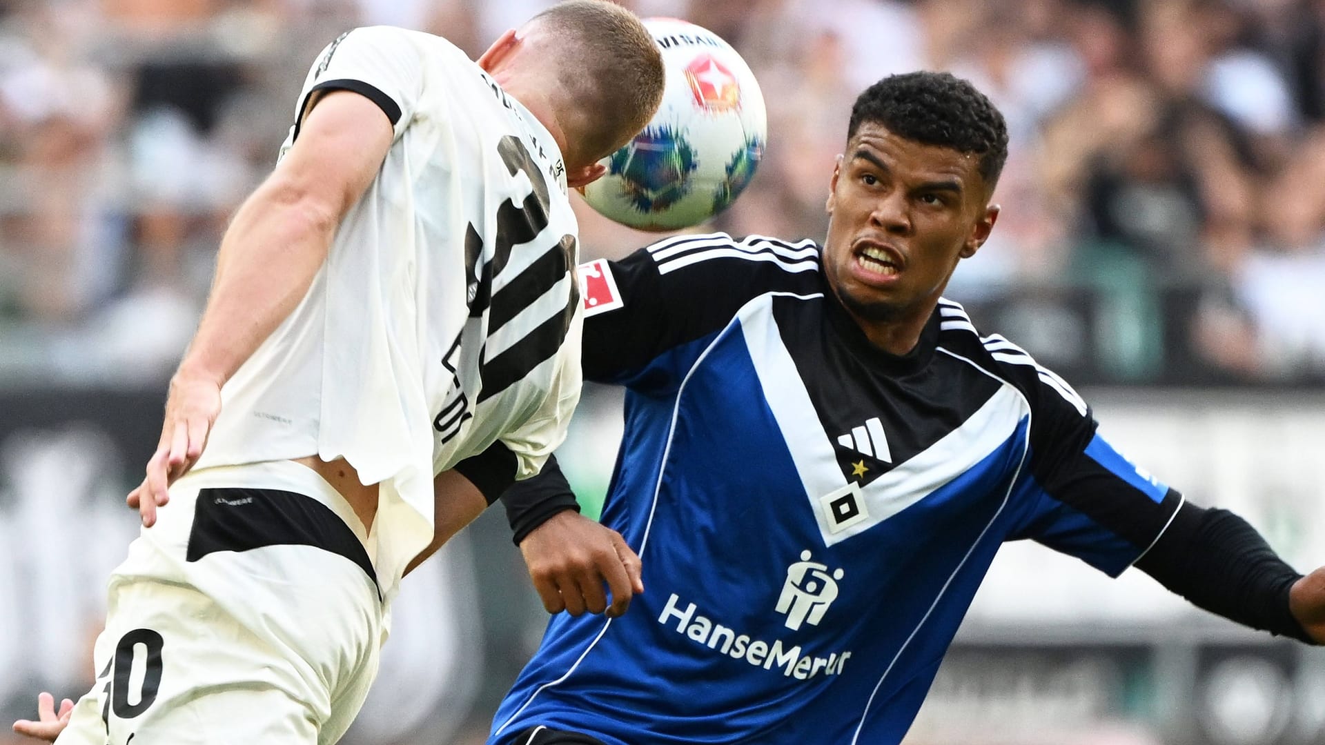 Ransford-Yeboah Königsdorffer (r.) im Duell mit Nico Elvedi: Der Hamburger Stürmer blieb ohne Tor.