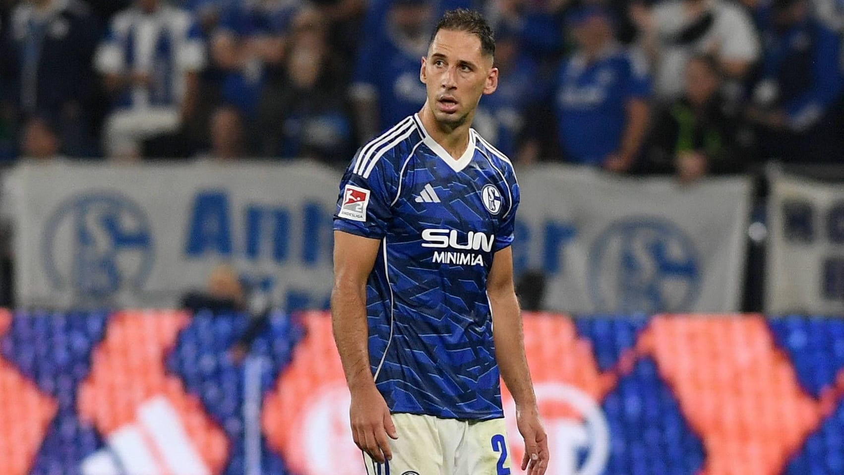 Mit gesenktem Haupt vom Platz: Schalkes Nikola Katić nach der Gelb-Roten Karte im Spiel gegen Hertha BSC.