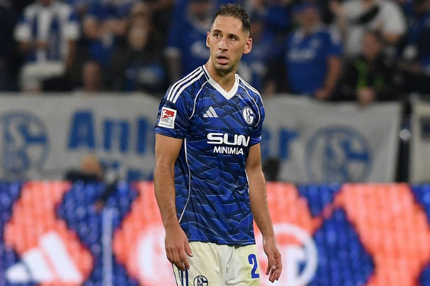 Mit gesenktem Haupt vom Platz: Schalkes Nikola Katić nach der Gelb-Roten Karte im Spiel gegen Hertha BSC.