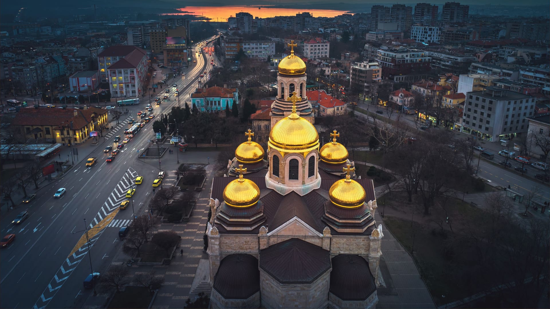 Varna mit der Muttergottes-Kathedrale: Die bulgarische Stadt liegt an der Küste.