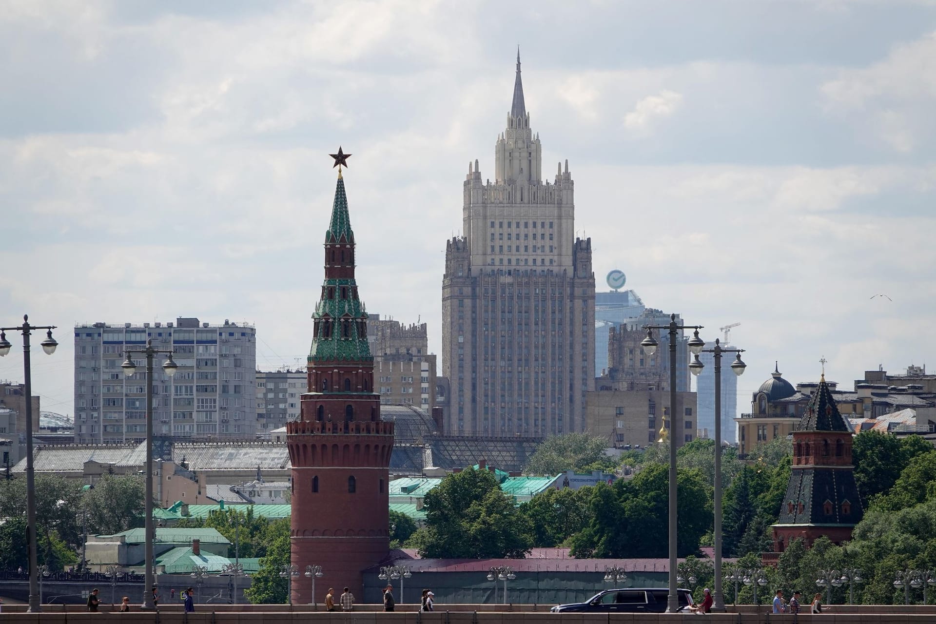 Moskau: Kremlturm und Außenministerium Moskau: Kremlturm und Außenministerium