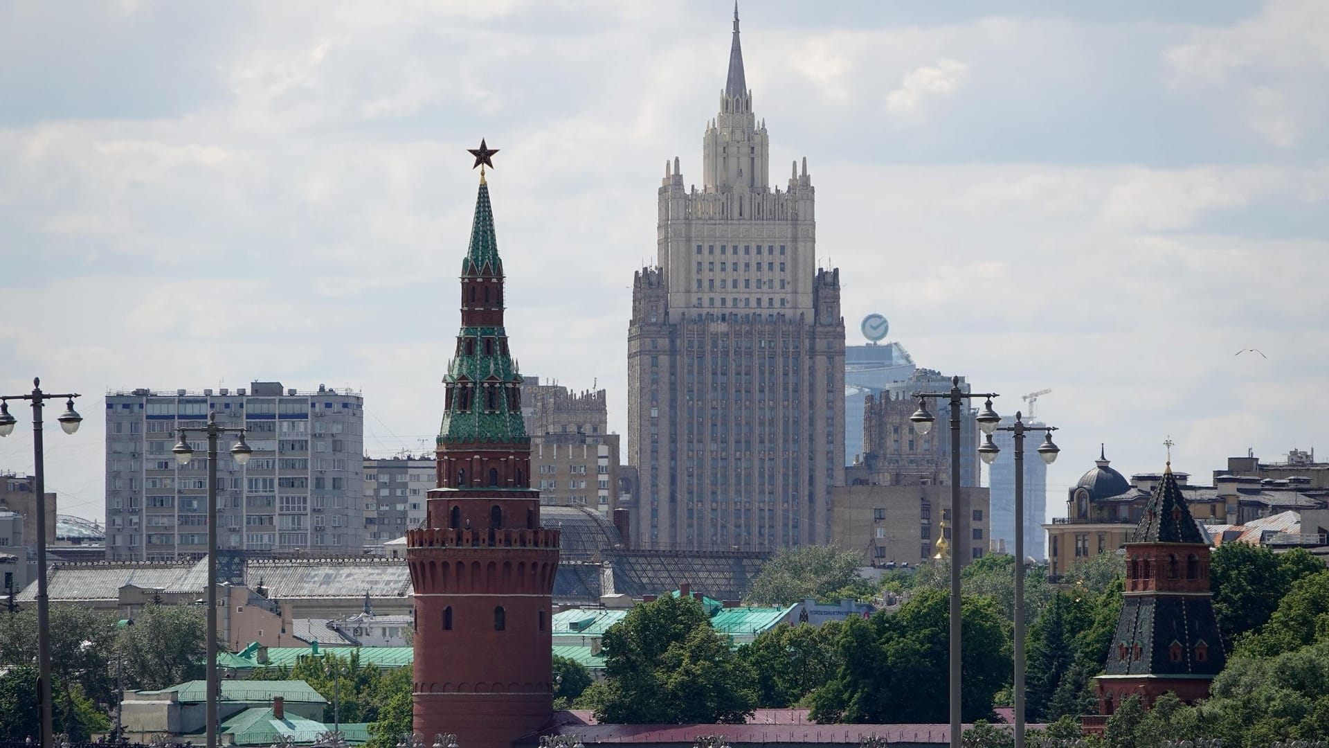 Moskau: Kremlturm und Außenministerium Moskau: Kremlturm und Außenministerium