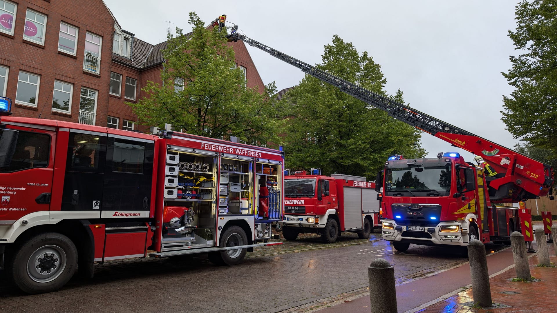 Ein Großaufgebot an Rettungskräften half bei der Evakuierung des Gebäudes. Ein Großaufgebot an Rettungskräften half bei der Evakuierung des Gebäudes.