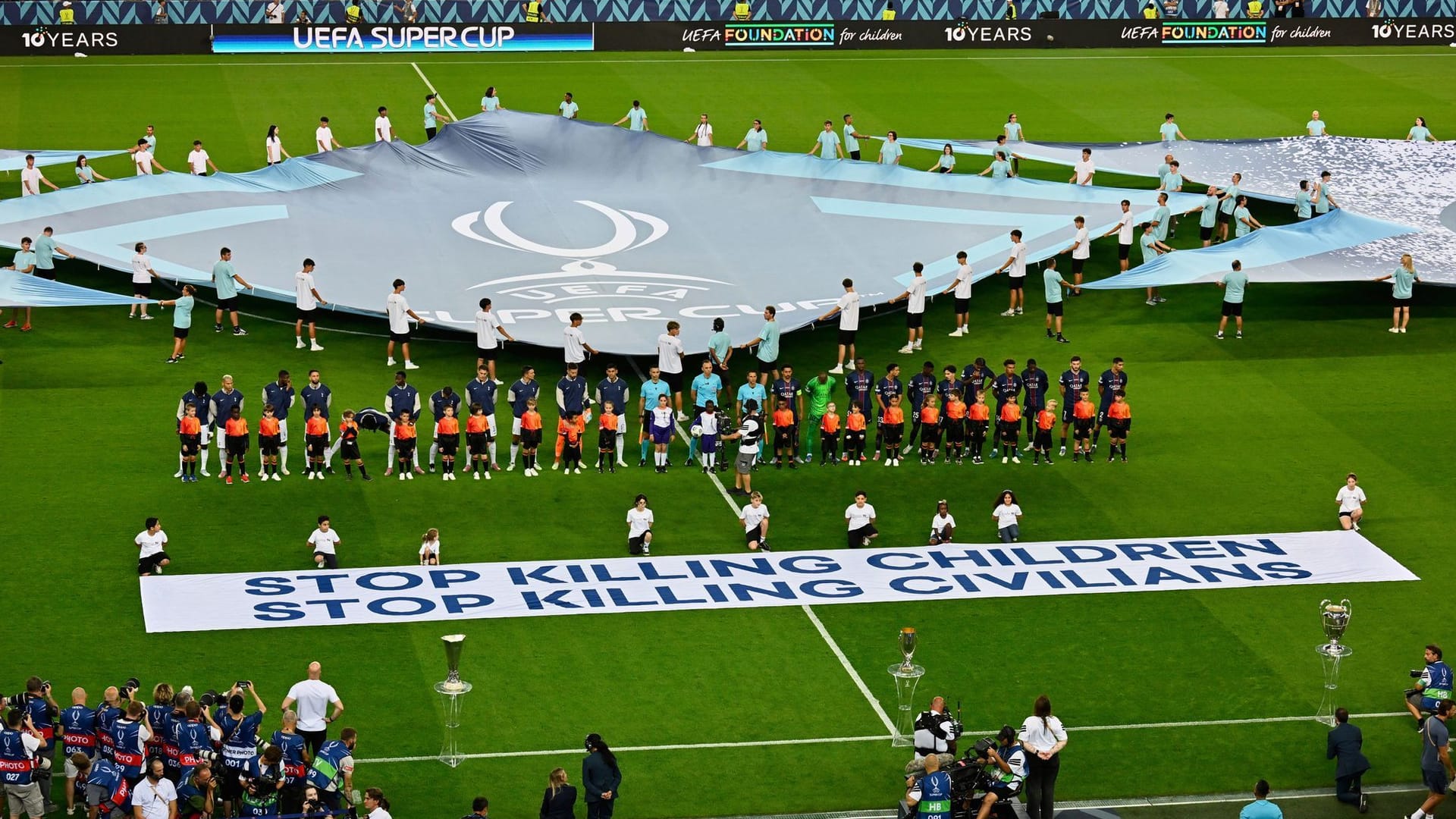 Die Mannschaften stehen hinter dem Banner: Die Uefa entschloss sich zu einer politischen Botschaft.