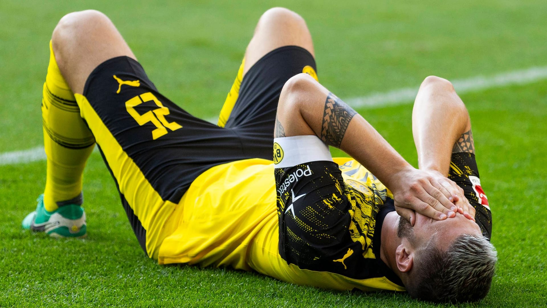 Am Boden: Dortmunds Niklas Süle im Testspiel gegen Juventus Turin. Am Boden: Dortmunds Niklas Süle im Testspiel gegen Juventus Turin.