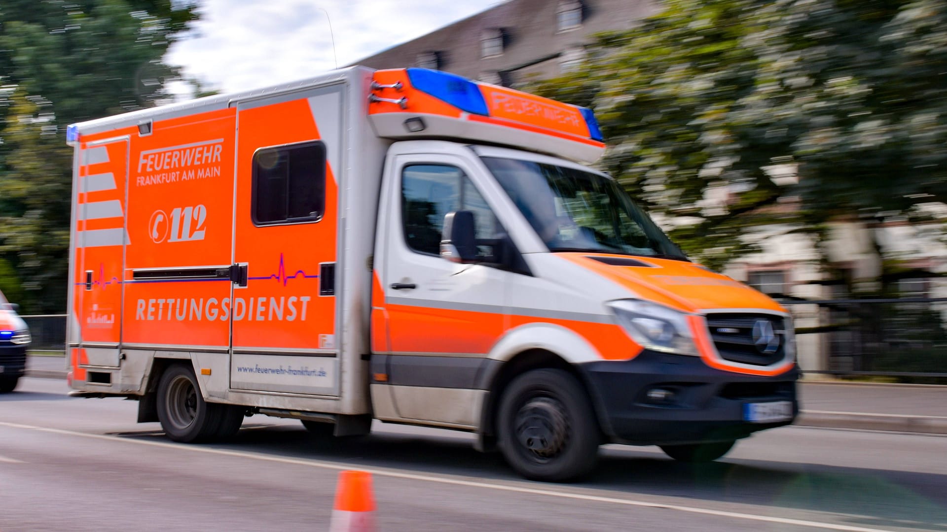 Ein Rettungswagen auf Einsatzfahrt in Frankfurt (Archivbild): Das Opfer kam ins Krankenhaus, der Tatverdächtige in eine Haftzelle.