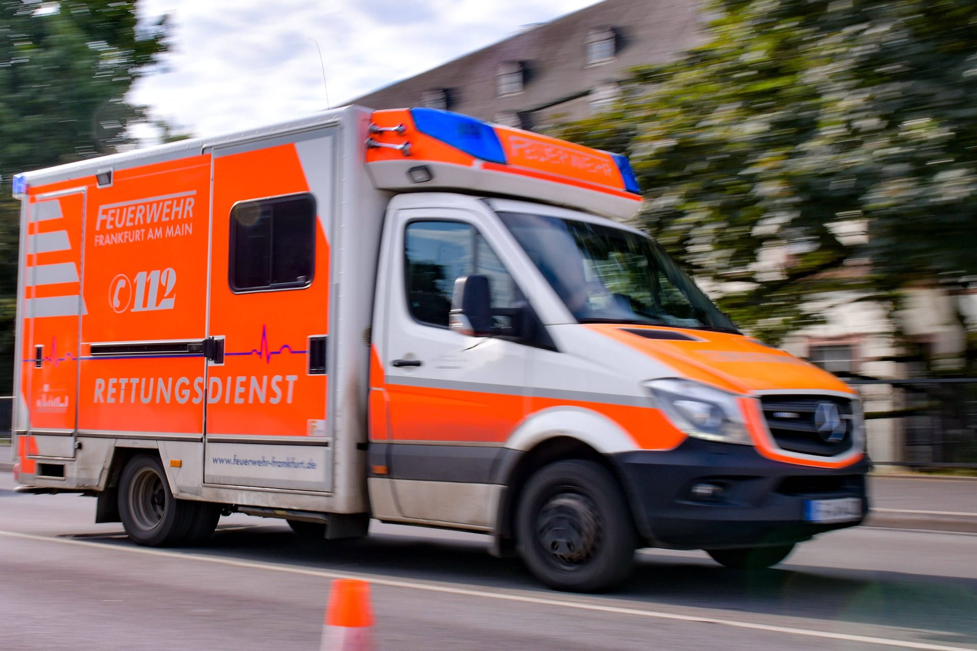 Ein Rettungswagen auf Einsatzfahrt in Frankfurt (Archivbild): Das Opfer kam ins Krankenhaus, der Tatverdächtige in eine Haftzelle.