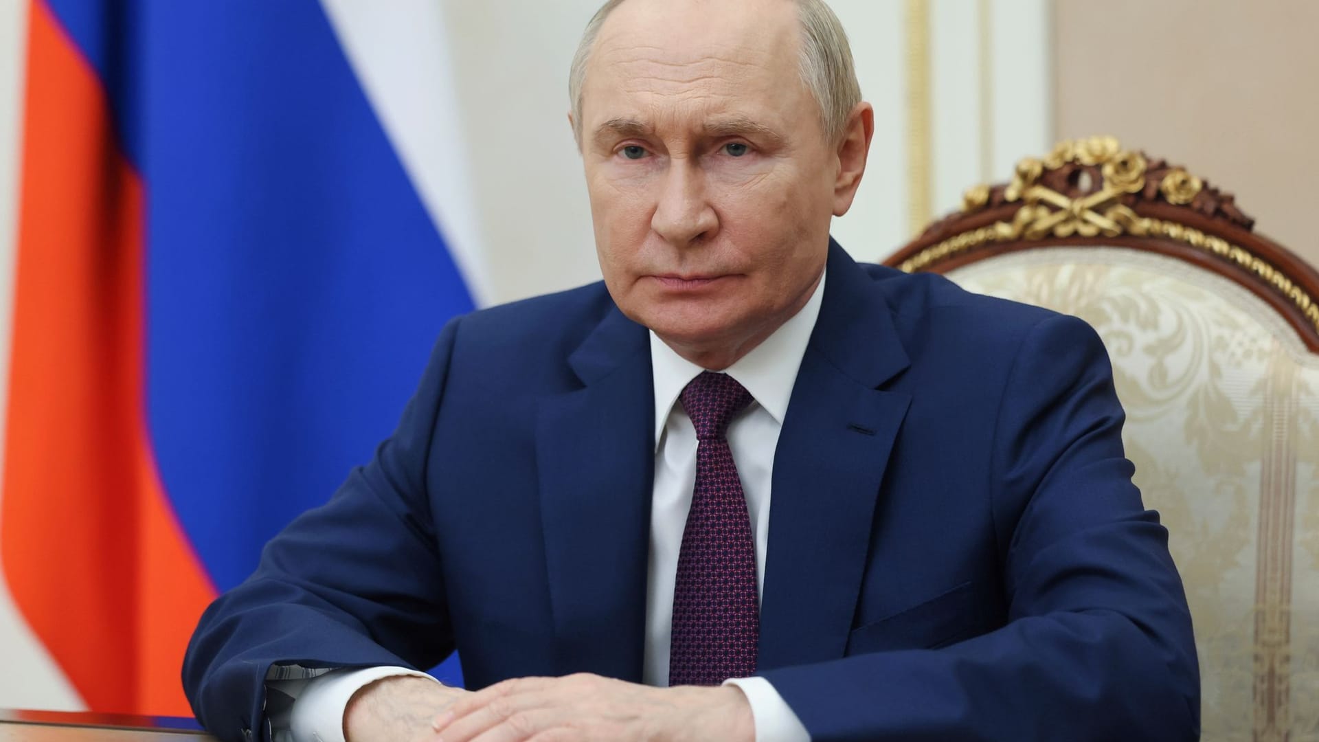 Der russische Präsident Wladimir Putin hält während einer Videoansprache zum Tag der Kriegsmarine im Kreml.