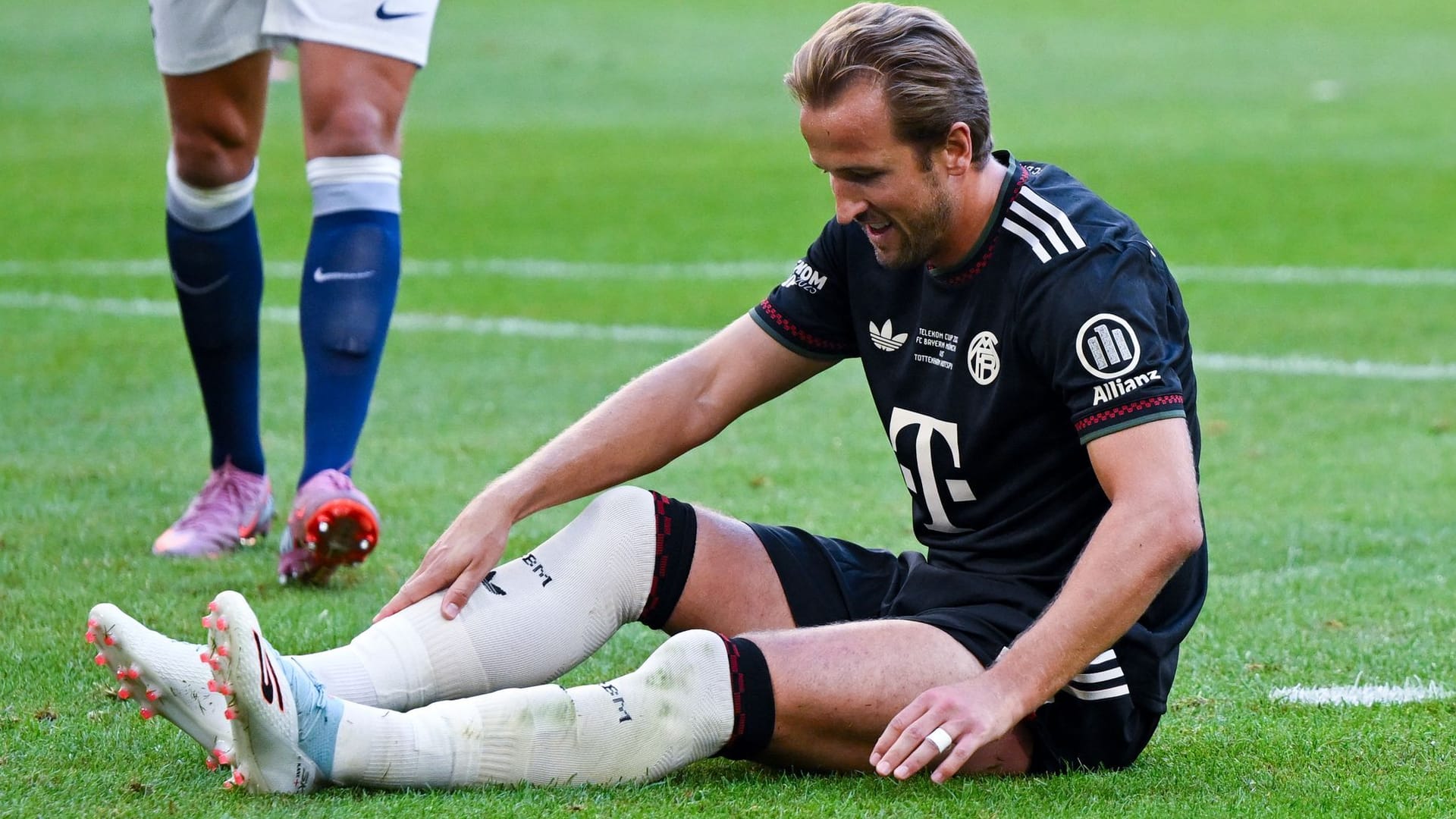 Ungläubiger Blick: Harry Kane im Spiel gegen Tottenham am Boden.