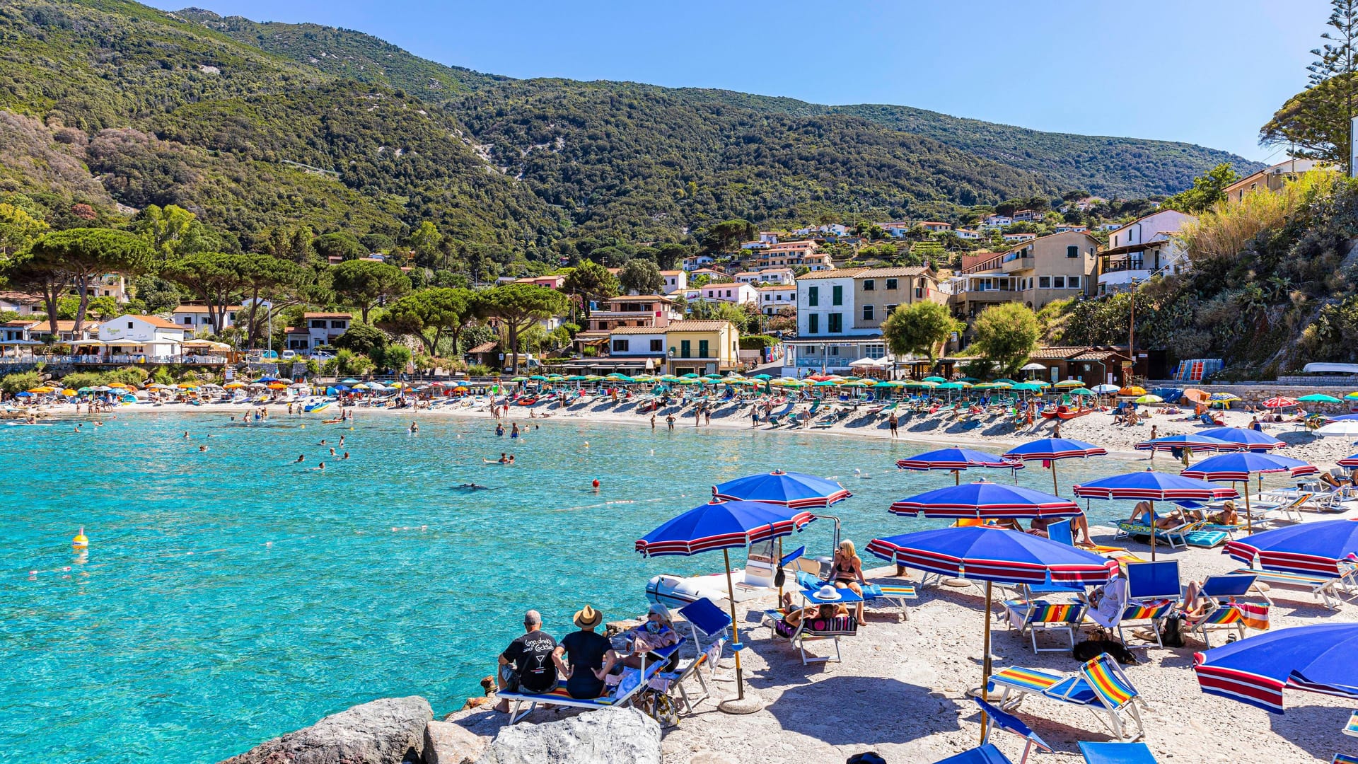 Liegen auf einem Strand in Italien: Die explodierenden Preise führen in diesem Sommer zu einem Rückgang der Gästezahlen um 25 bis 30 Prozent.