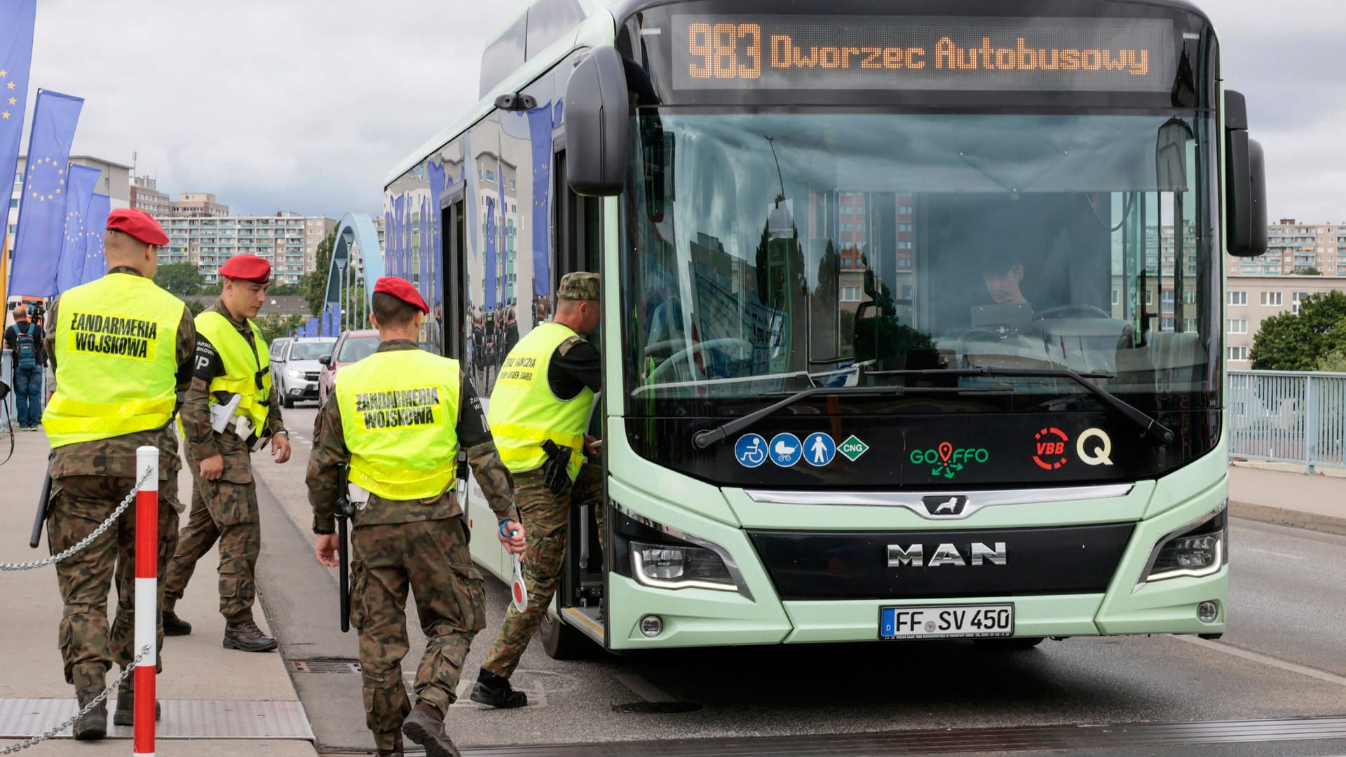 Polnische Behörden kontrollieren einen Bus in Frankfurt an der Oder: Das Nachbarland verlängert die Grenzkontrollen um zwei Monate. Polnische Behörden kontrollieren einen Bus in Frankfurt an der Oder: Das Nachbarland verlängert die Grenzkontrollen um zwei Monate.