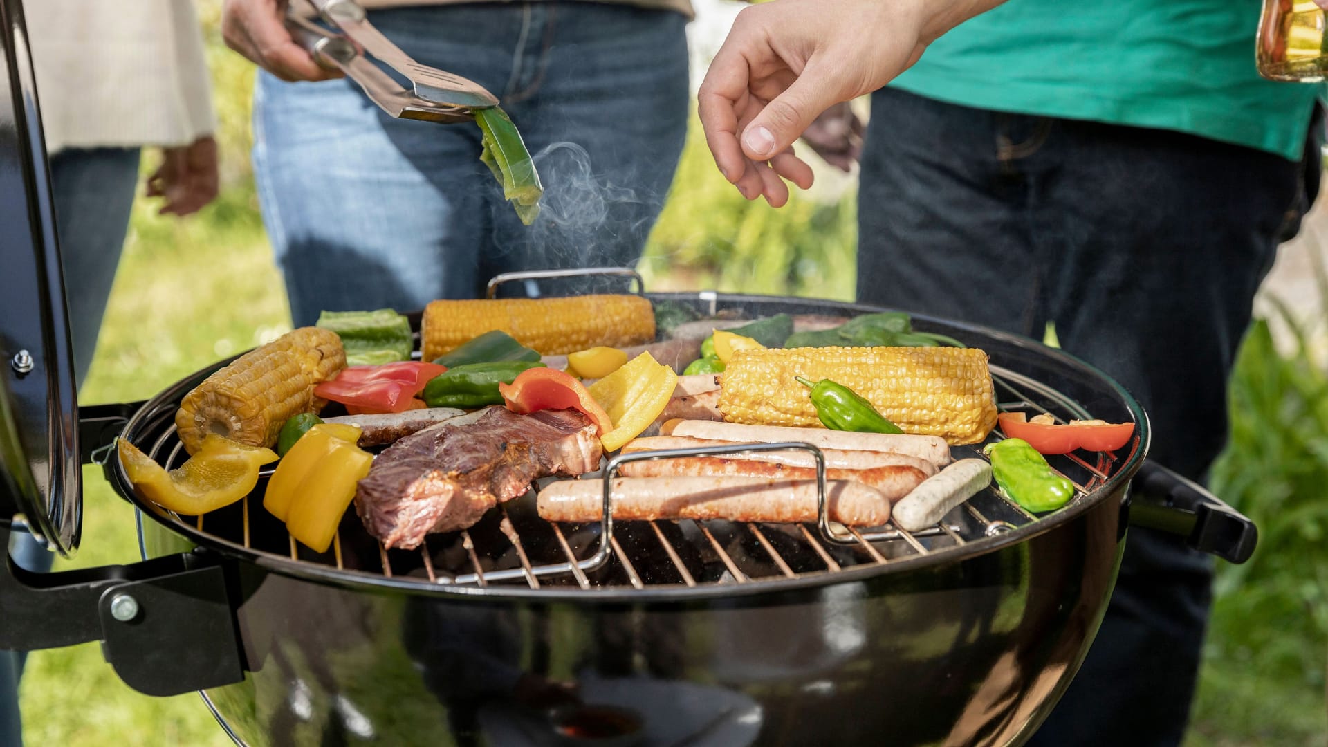 Vielfalt auf dem Rost (Symbolfoto): Wer nachhaltiger grillen möchte, kombiniert Fleisch, Gemüse und vegetarische Alternativen Vielfalt auf dem Rost (Symbolfoto): Wer nachhaltiger grillen möchte, kombiniert Fleisch, Gemüse und vegetarische Alternativen