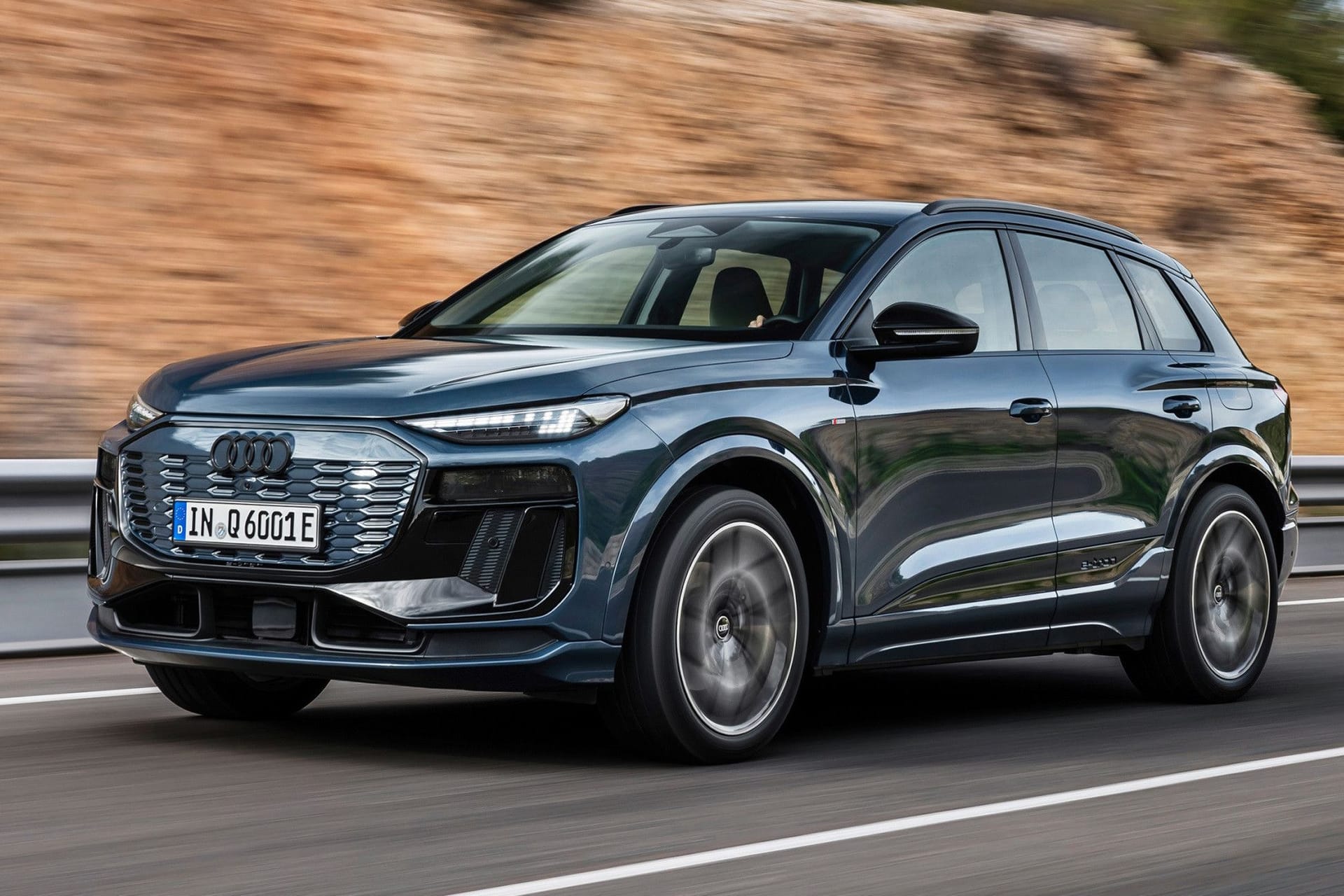 Viel Technik im eher bürgerlichen Gewand: der neu eAudi Q6 e-tron.