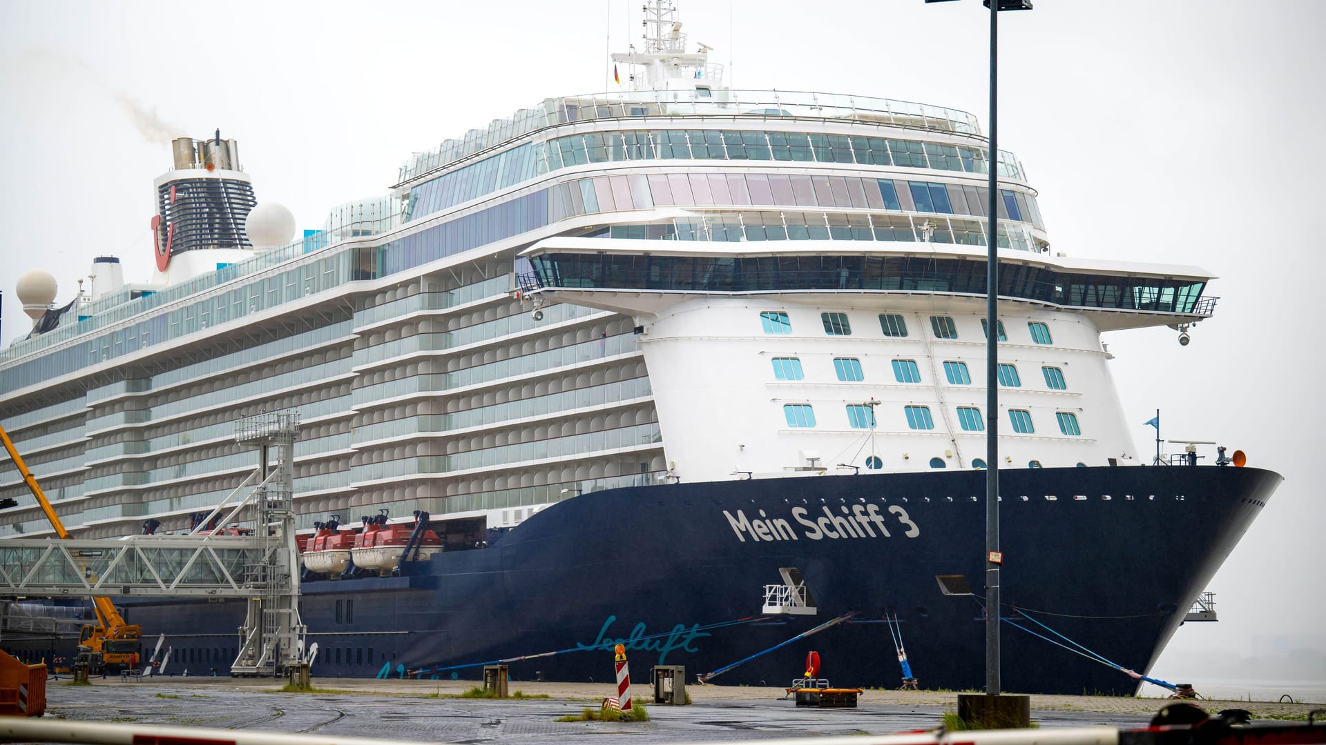 Die "Mein Schiff 3" liegt an der Columbuskaje in Bremerhaven: Frauen arbeiten auf Kreuzfahrtschiffen selten in Führungspositionen. Die "Mein Schiff 3" liegt an der Columbuskaje in Bremerhaven: Frauen arbeiten auf Kreuzfahrtschiffen selten in Führungspositionen.