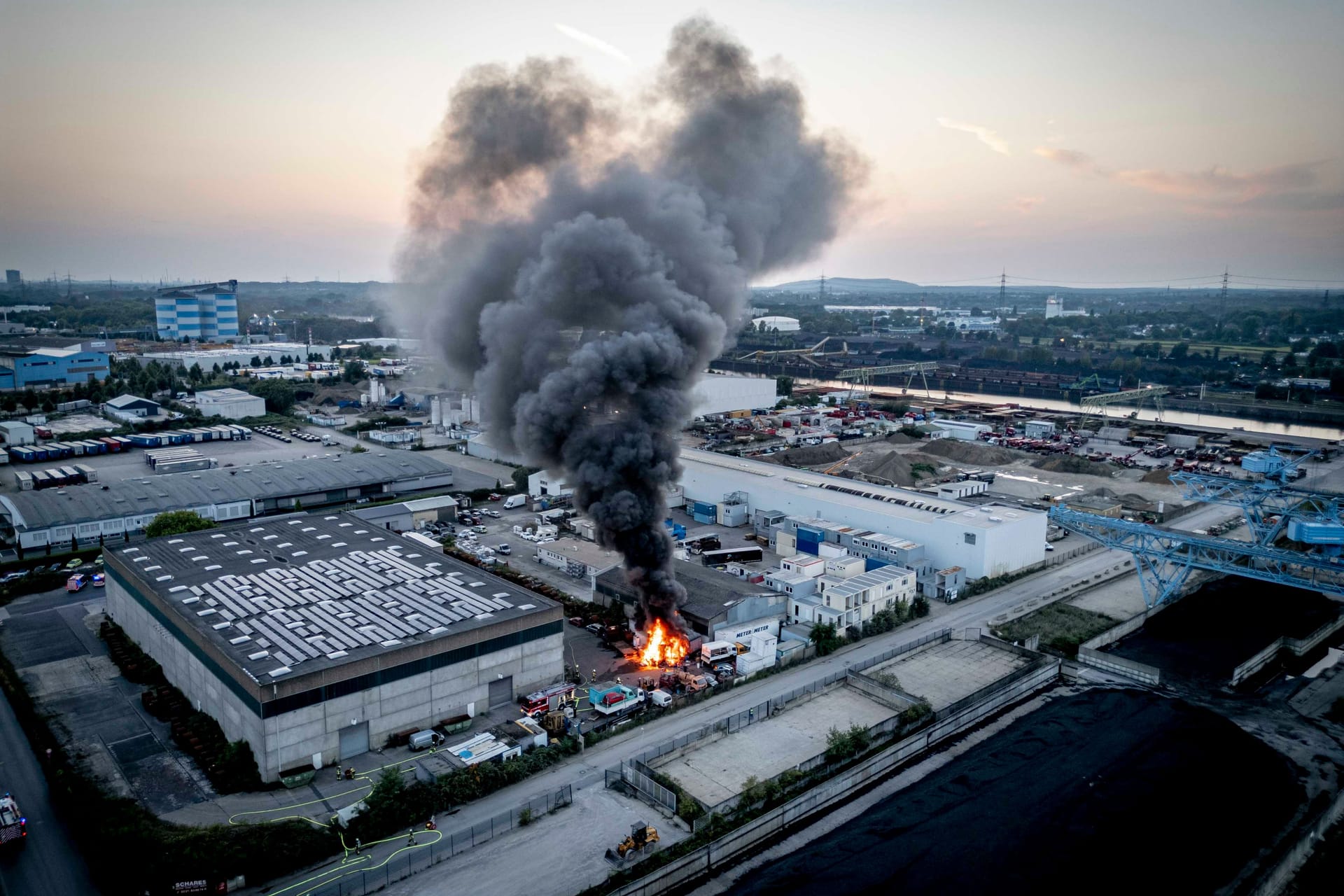 Rauchwolke über der Lagerhalle am Essener Stadthafen: Dort ist am Dienstagabend ein Brand ausgebrochen.