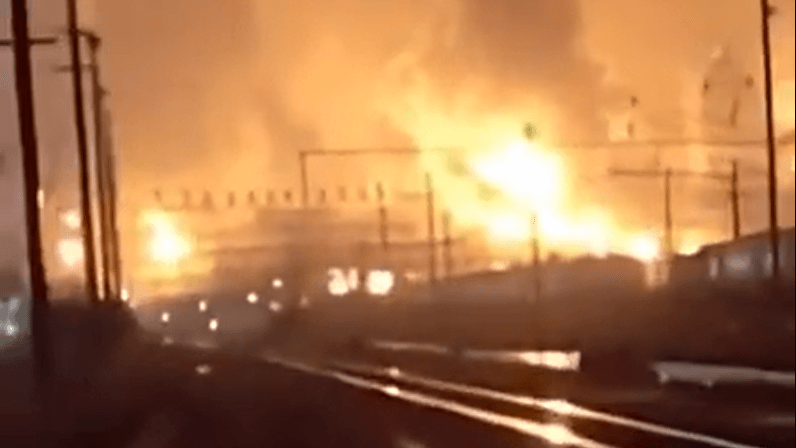 Brand am russischen Bahnhof Tatsinkaja: Aufnahmen in sozialen Netzwerken sollen das Feuer an dem Logistikdrehkreuz in der Region Rostow zeigen.