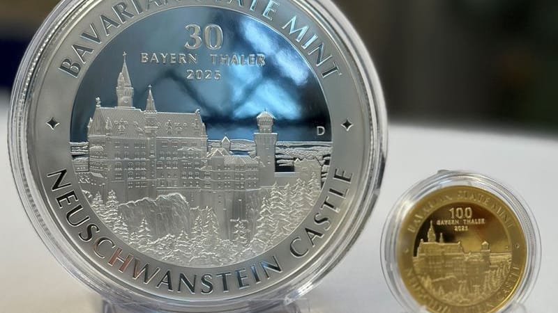 Eine Silbermünze und eine Goldmünze des neuen Bayern Thalers: Die Staatsregierung richtet sich gezielt an Privatinvestoren aus aller Welt. Eine Silbermünze und eine Goldmünze des neuen Bayern Thalers: Die Staatsregierung richtet sich gezielt an Privatinvestoren aus aller Welt.