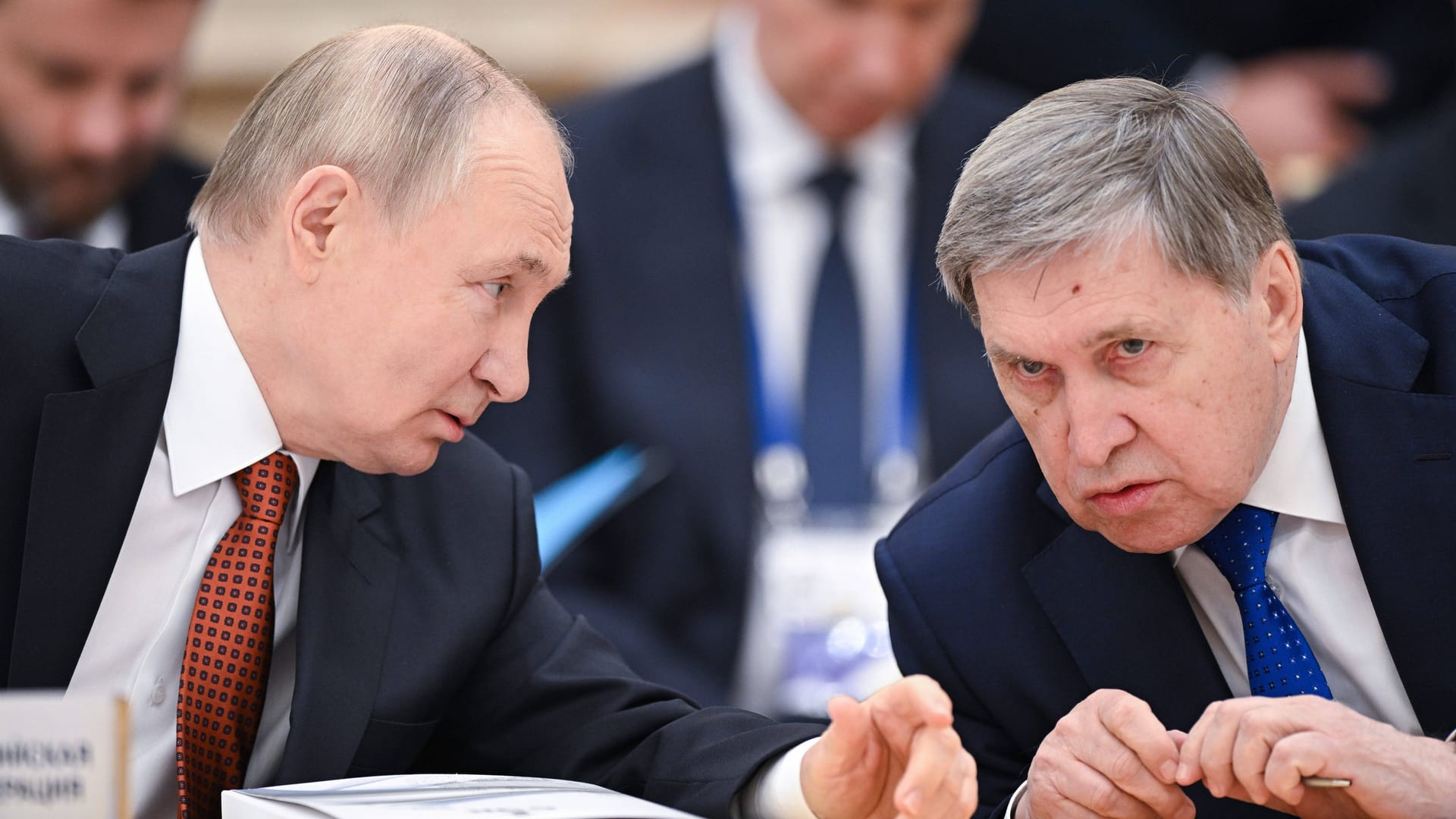 Wladimir Putin (l.) spricht bei einem Gipfel Ende Juni 2025 mit seinem Berater Juri Uschakow.