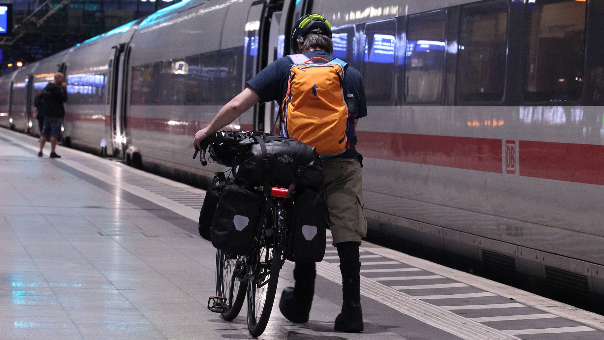 Fahrradfahrer vor einem ICE (Symbolfoto): Ein Mann aus München hat mit einem Video für Aufsehen gesorgt.