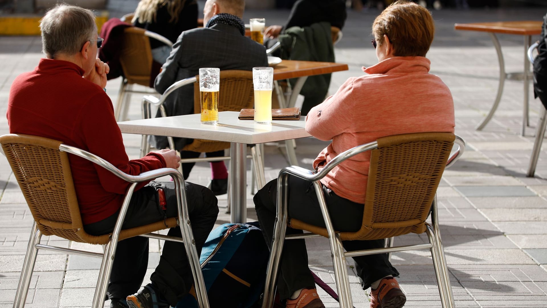 Menschen sitzen in einem Café in Palma Menschen sitzen in einem Café in Palma
