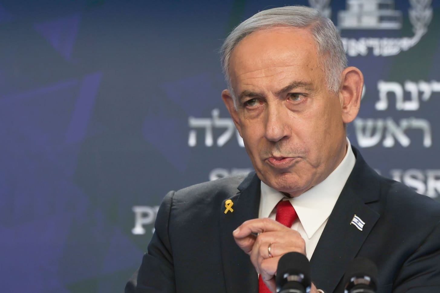 Benjamin Netanjahu: Der israelische Ministerpräsident spricht während einer Pressekonferenz.