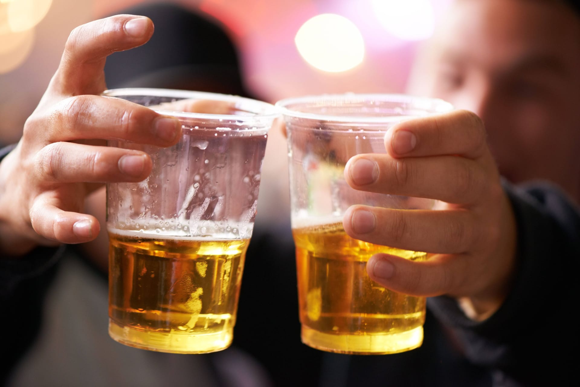 Ein Mann hält zwei mit Bier gefüllte Plastikbecher (Symbolbild): Eintracht Braunschweig zieht die Preise im Stadion an.