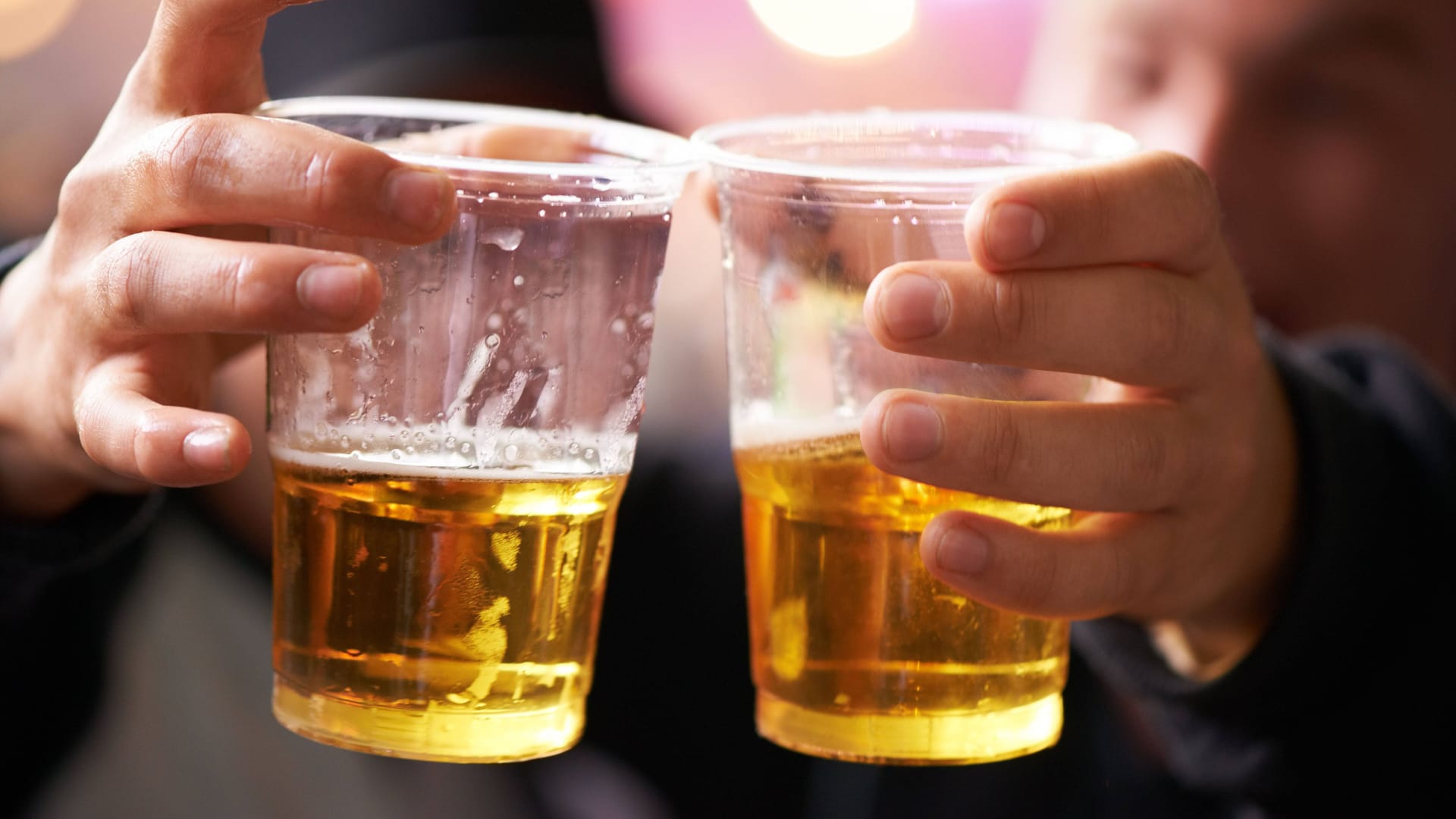 Ein Mann hält zwei mit Bier gefüllte Plastikbecher (Symbolbild): Eintracht Braunschweig zieht die Preise im Stadion an.
