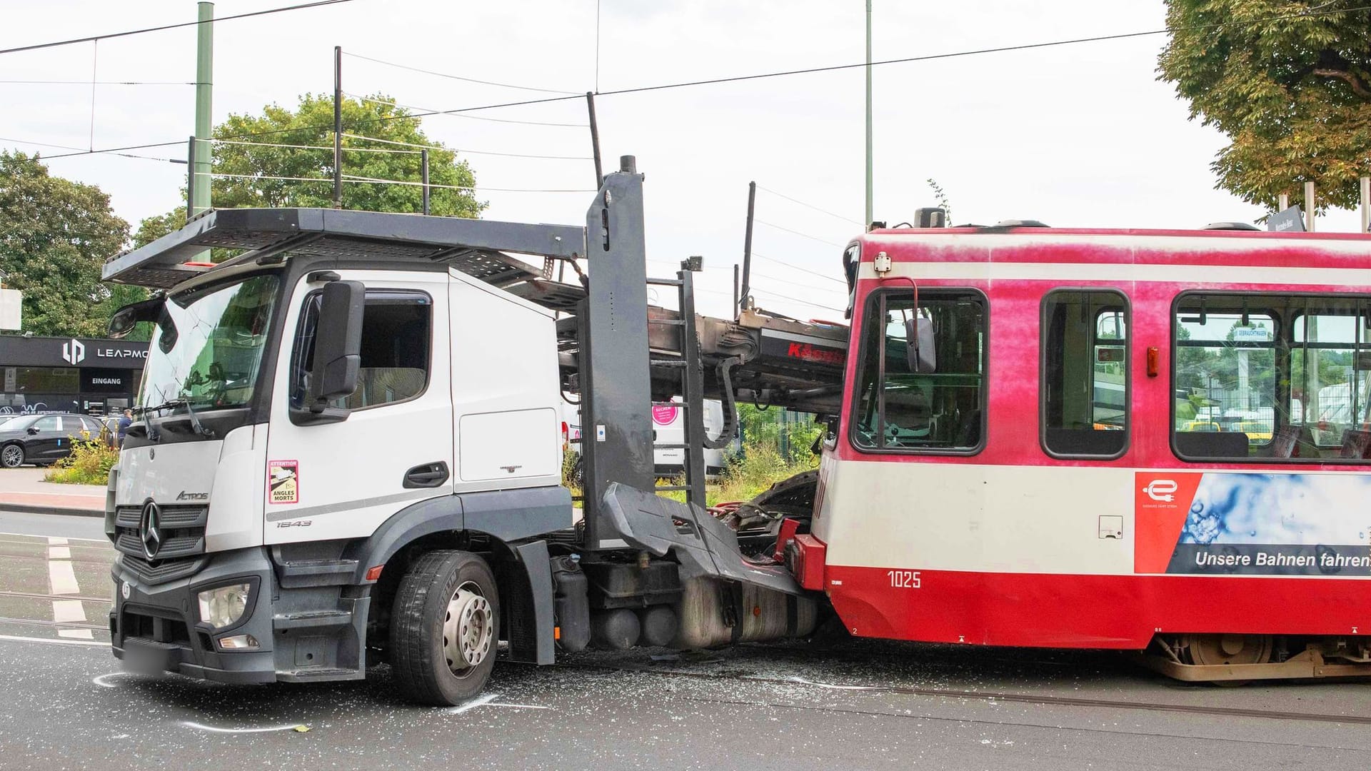 Lastwagen kollidiert mit Straßenbahn in Duisburg Lastwagen kollidiert mit Straßenbahn in Duisburg