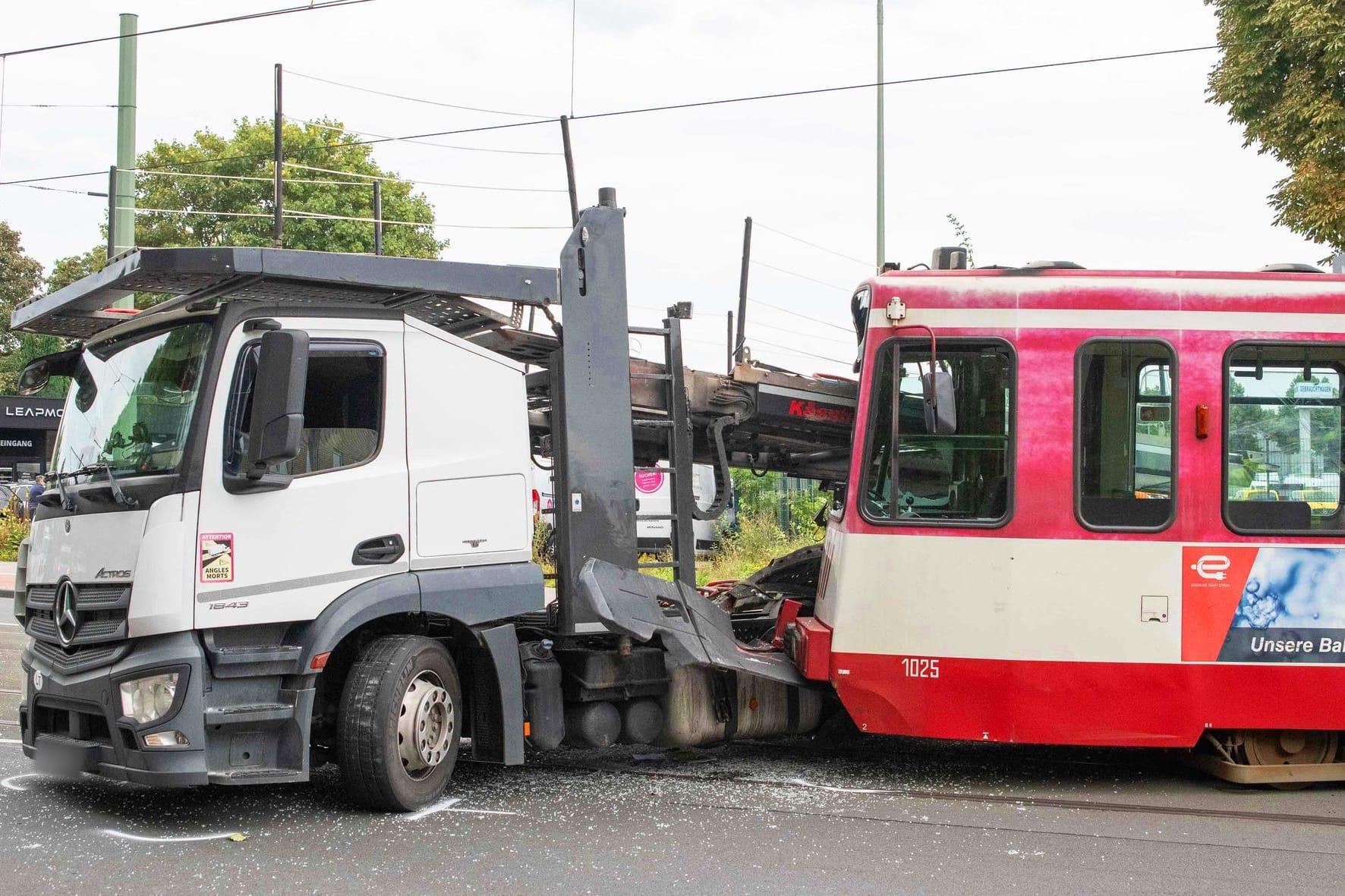 Lastwagen kollidiert mit Straßenbahn in Duisburg