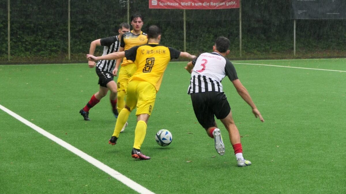 Kampf um den Ball: Kornelimünster und Walheim schenkten sich nichts.