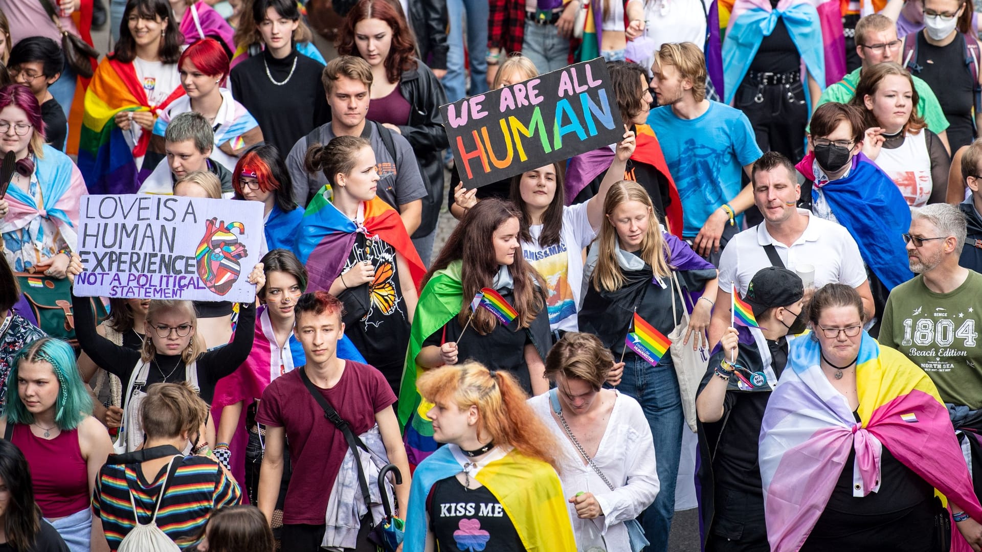 Menschen beim Christopher Street Day (CSD) in Bremen durch die Innenstadt (Archivbild): Die FDP darf 2025 nicht offiziell an der Parade teilnehmen.