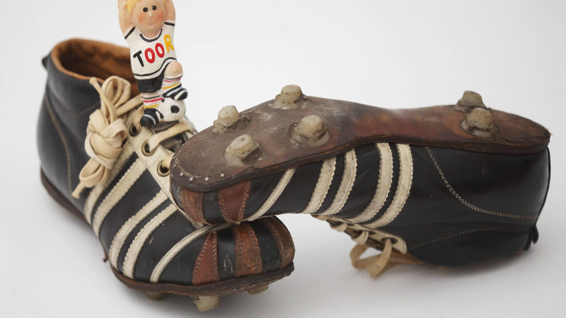 Alte Fußballschuhe (Symbolbild): Ein Bremer meldete ein Patent für Fußballschuhe mit auswechselbaren Gleitschutzstollen an.