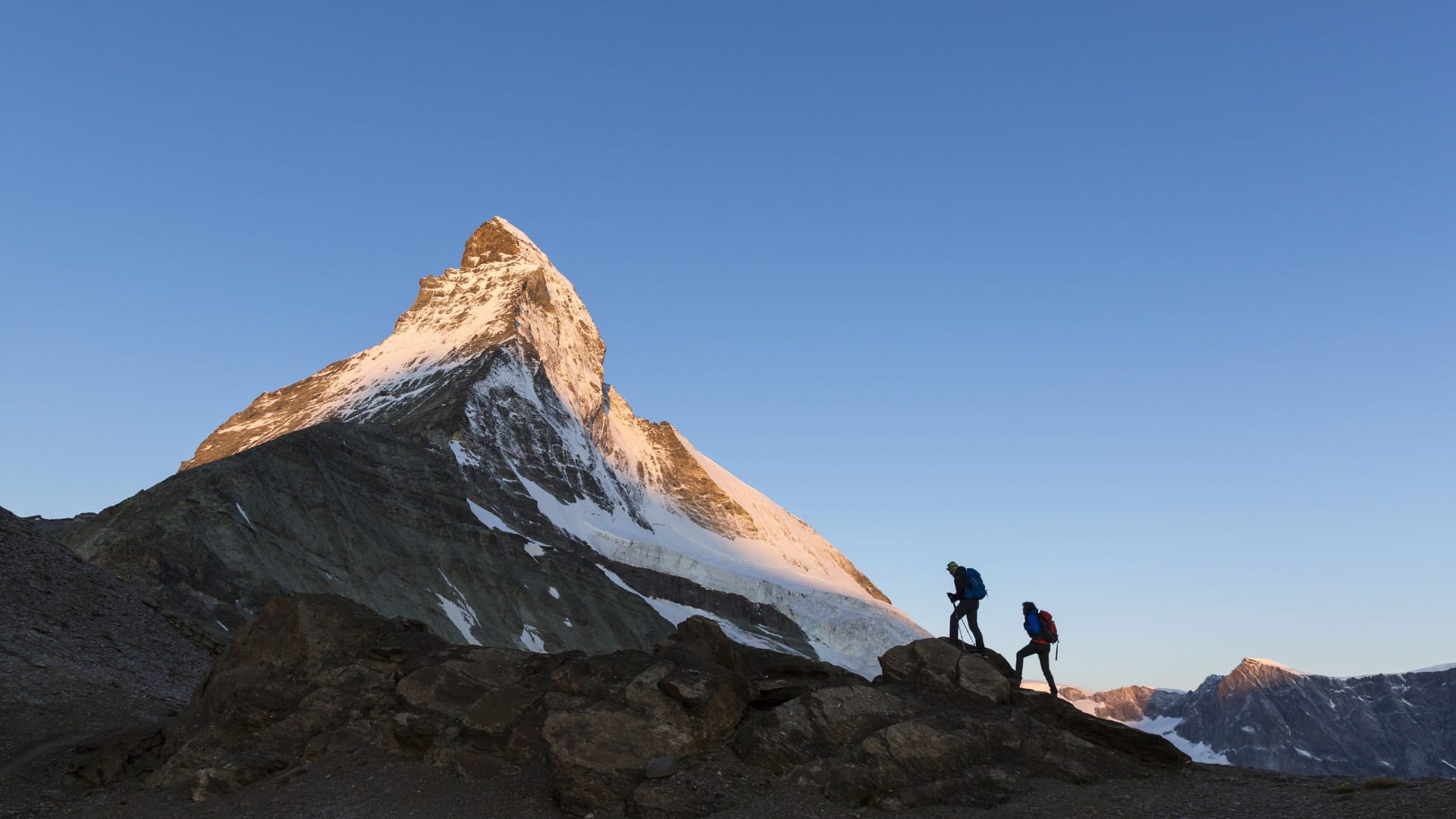 Zwei Bergsteiger am Aufstieg zum Matterhorn (Symbolbild): Für einen Bergsteiger kam nach dem Absturz jede Hilfe zu spät. Zwei Bergsteiger am Aufstieg zum Matterhorn (Symbolbild): Für einen Bergsteiger kam nach dem Absturz jede Hilfe zu spät.