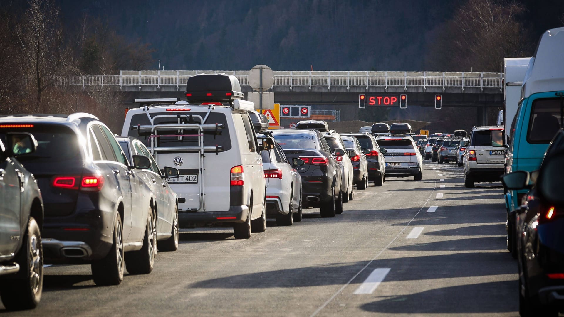 Lange Staus auf der Tauernautobahn bei Salzburg (Archivbild): Autofahrer brauchen auf dem Weg Richtung Urlaub viel Geduld. Lange Staus auf der Tauernautobahn bei Salzburg (Archivbild): Autofahrer brauchen auf dem Weg Richtung Urlaub viel Geduld.