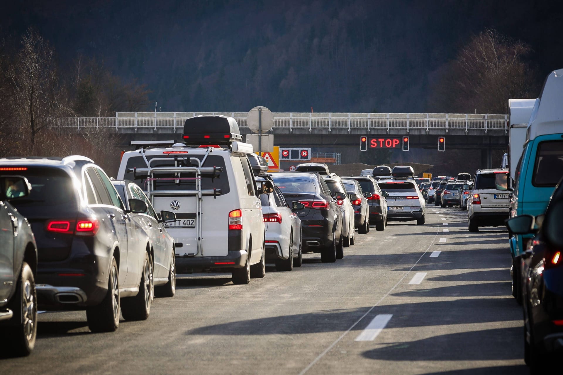 Lange Staus auf der Tauernautobahn bei Salzburg (Archivbild): Autofahrer brauchen auf dem Weg Richtung Urlaub viel Geduld.