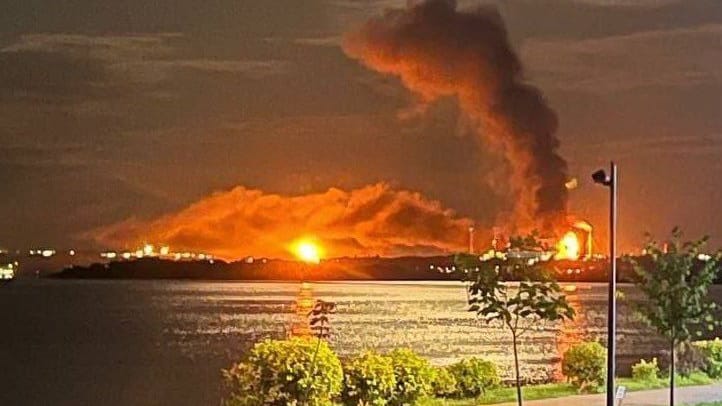 Feuer in der Raffinerie im russischen Saratow: Innerhalb von zwei Wochen haben die Ukrainer mit Drohnenangriffen mindestens drei Erdölraffinerien in Russland lahmgelegt.