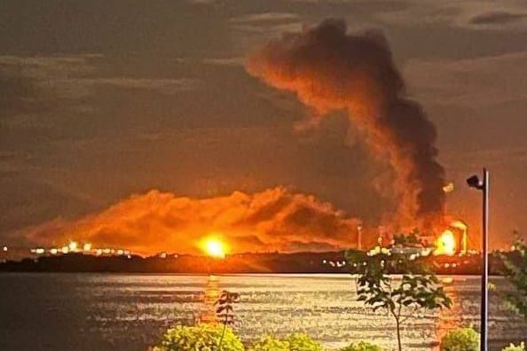 Feuer in der Raffinerie im russischen Saratow: Innerhalb von zwei Wochen haben die Ukrainer mit Drohnenangriffen mindestens drei Erdölraffinerien in Russland lahmgelegt.