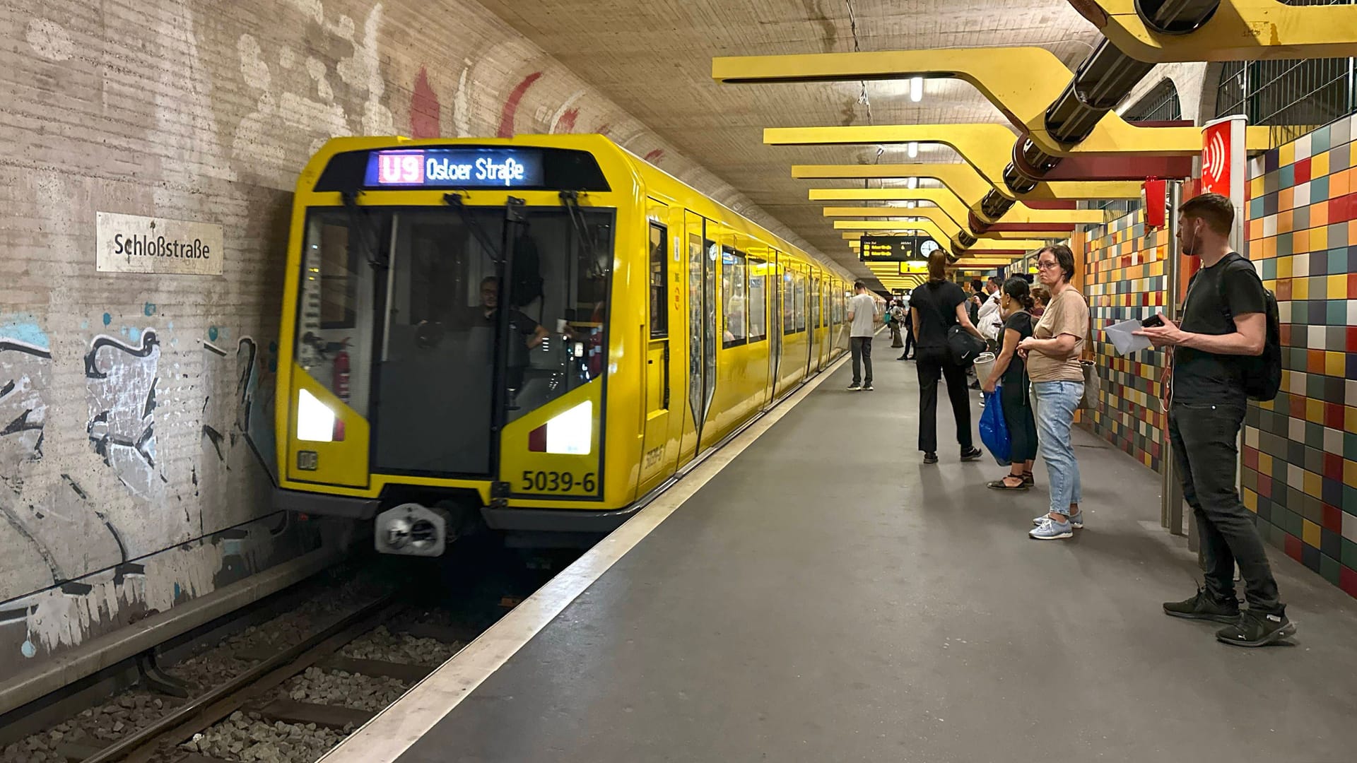 Eine U-Bahn der Linie 9 fährt in den Bahnhof Schloßstraße ein (Archivbild): Bis die Haltestelle fertig ist, vergehen offenbar noch viele Jahre. Eine U-Bahn der Linie 9 fährt in den Bahnhof Schloßstraße ein (Archivbild): Bis die Haltestelle fertig ist, vergehen offenbar noch viele Jahre.